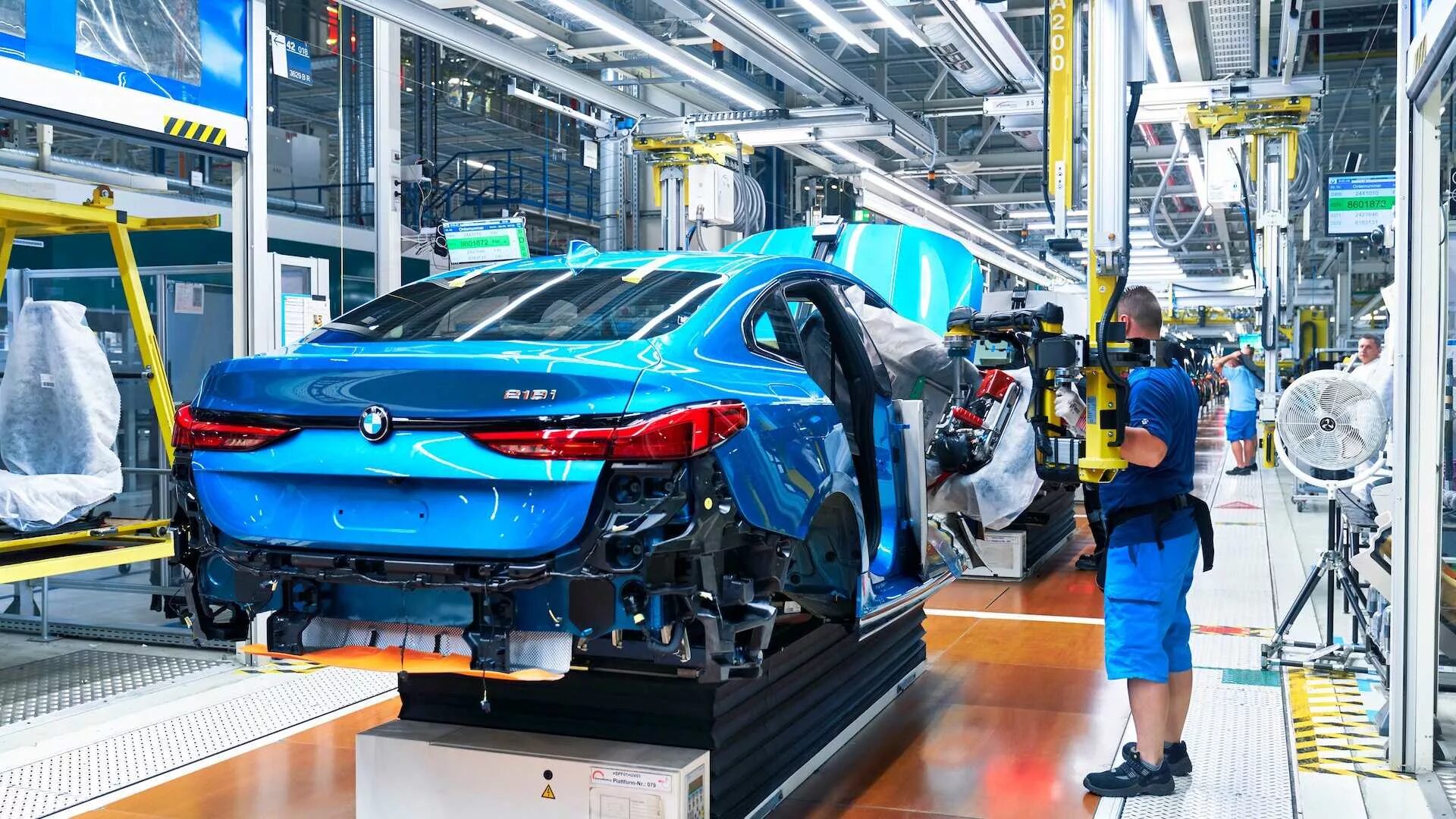 Завод москвич jac js4. Автомобильное машиностроение. Машиностроение автомобилестроение. Конвейер toyota. Машиностроение.