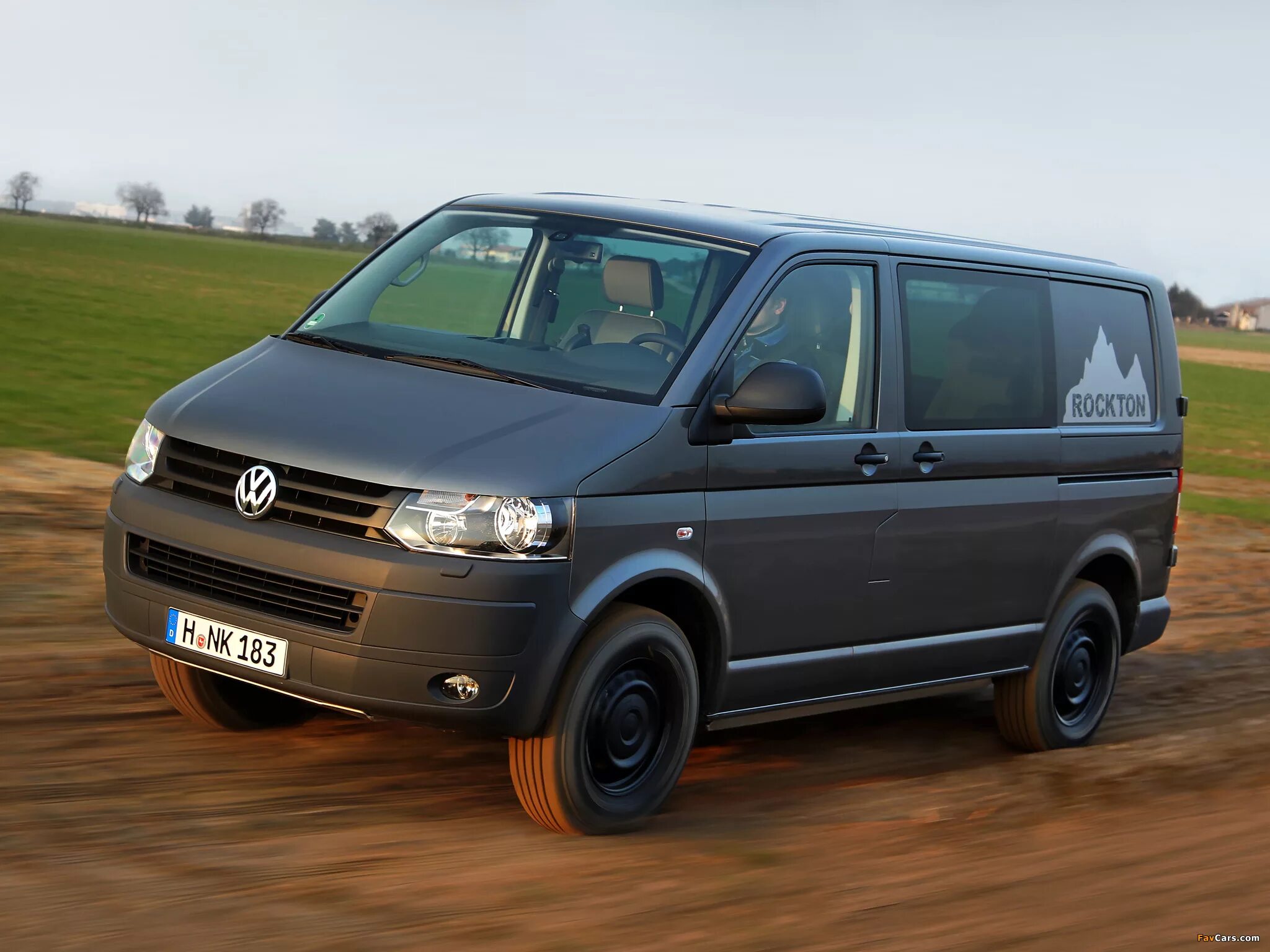 Как выглядит т 5. Минивэн volkswagen t5. Volkswagen transporter t5 комби. Фольксваген каравелла т5. Фольксваген транспортер 5.