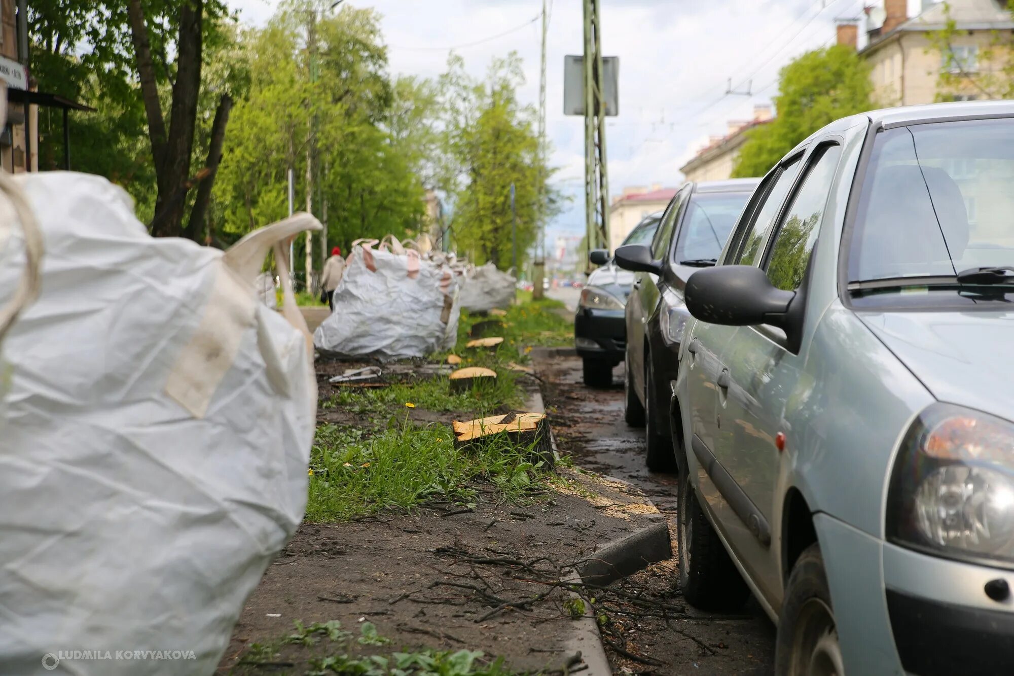 Что делать если перегородили машину. Задел машину во дворе. Запереть автомобиль. Перекрыли авто. Перекрыли машину во дворе фото.