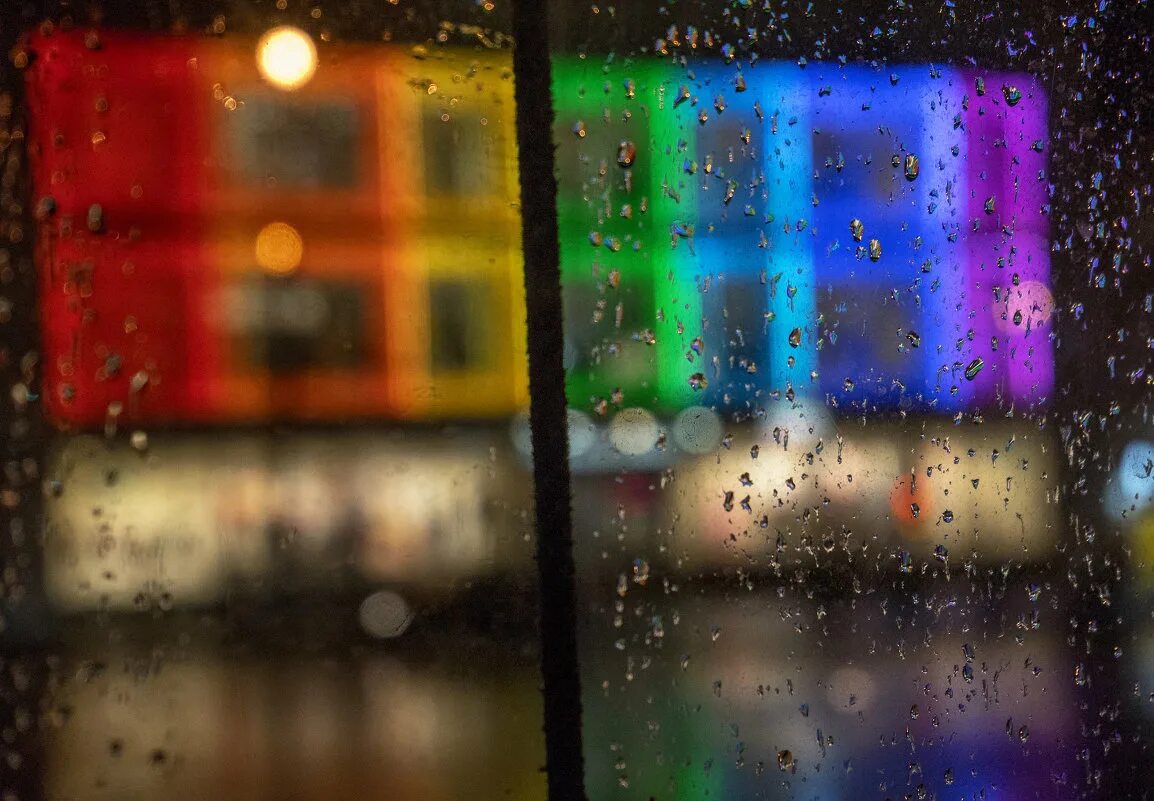 Цветной дождь. Цветной дождь фото. Разноцветный дождь gif 800 600. Цветной дождь праздник сцена.
