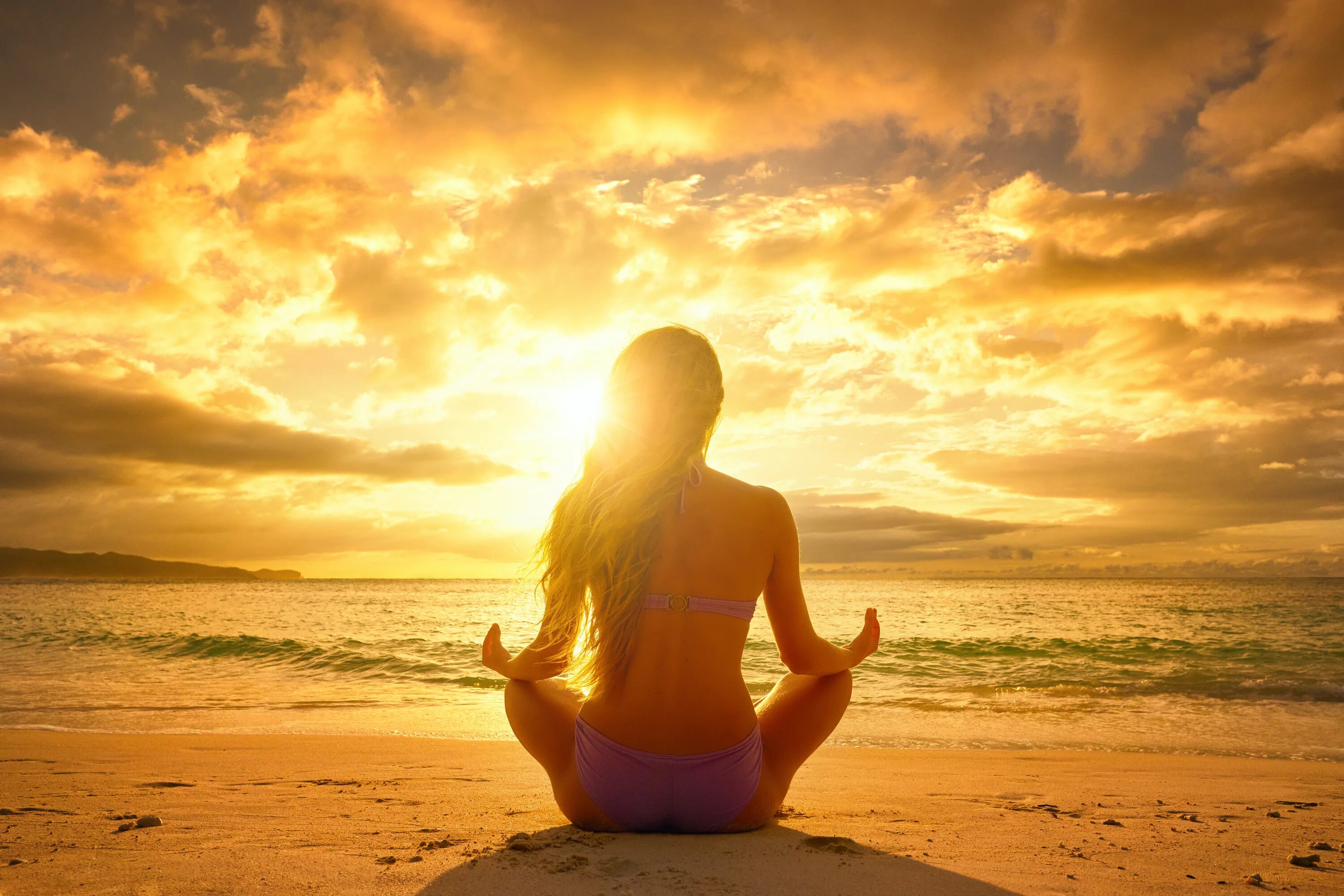 Relax back. Медитация на берегу моря. Девушка солнце. Медитирующий на закате. Медитация на море.