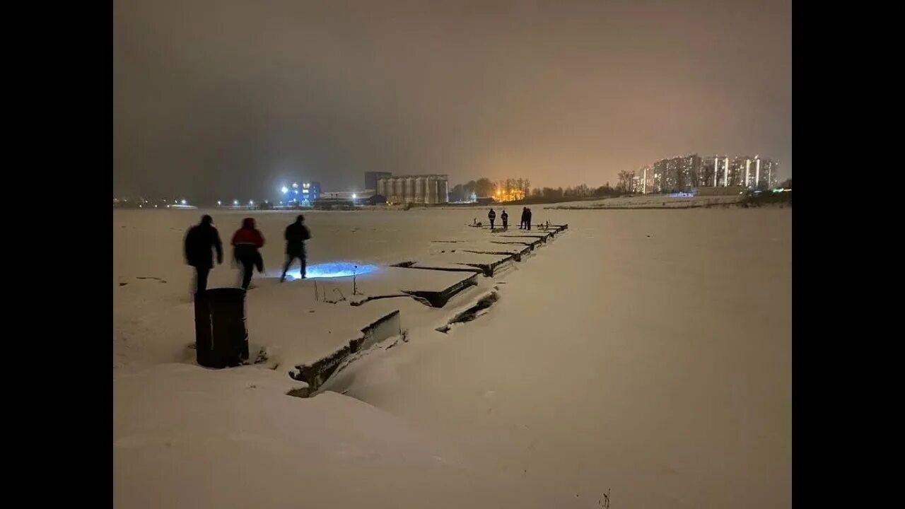 Петербург утонули. Лед на Неве. Провалился под лед Невы. Утонула в проруби на крещение 2022.