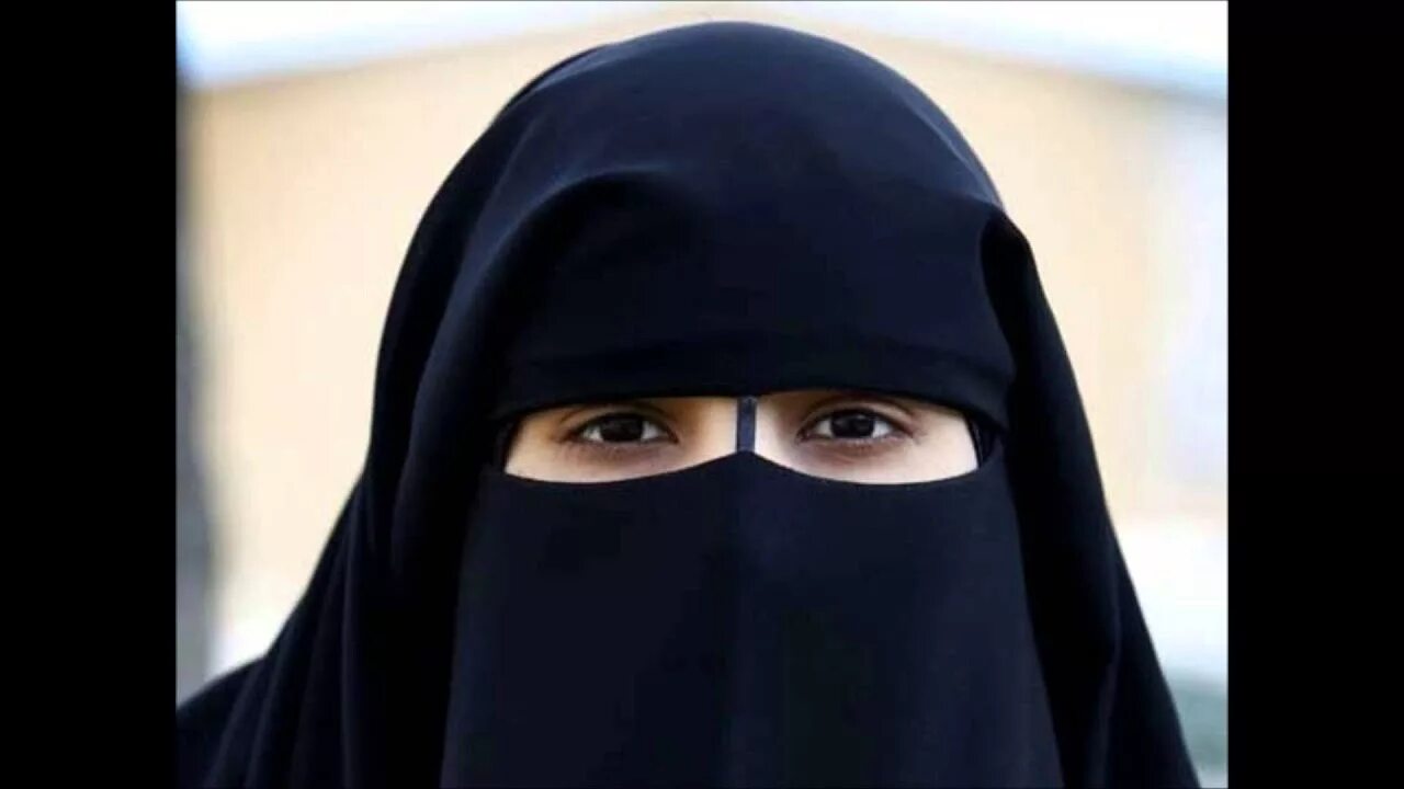 Запретить лицо. Бурка паранджа никаб. Мусульманка в никабе. Хиджаб только глаза. Хиджаб видно только глаза.