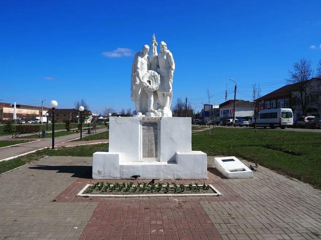 Памятники культуры калужской области. Площадь Победы Киров Калужская область. Памятники города Кирова Калужской области. Памятники Киров Калужская область. Памятник в Кирове Калужской область.