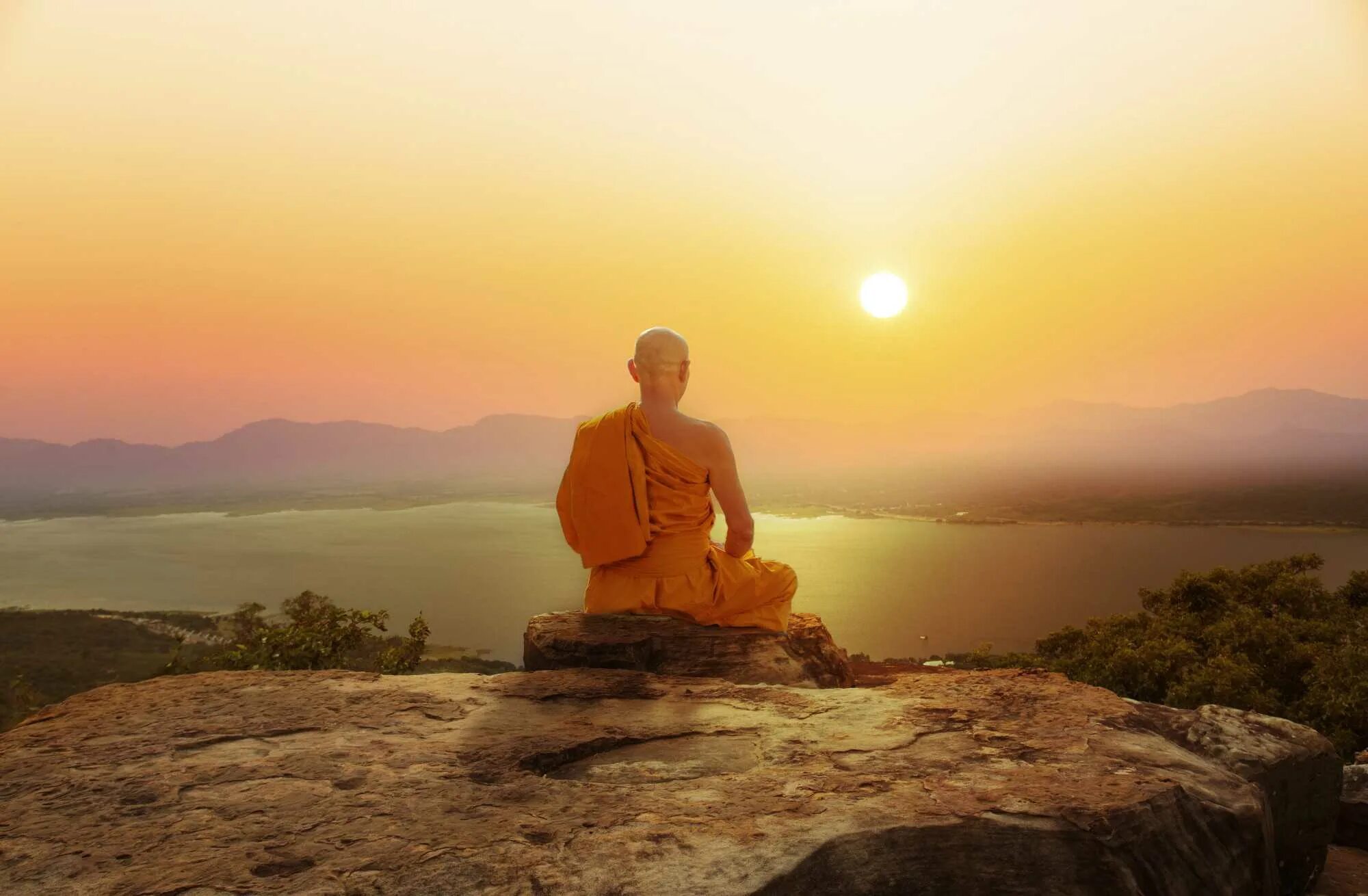 Создание медитаций. Тибетский монах медитирует. Буддистский монах Тибет. Тибет монахи медитация. Йога Туммо Тибет монах.