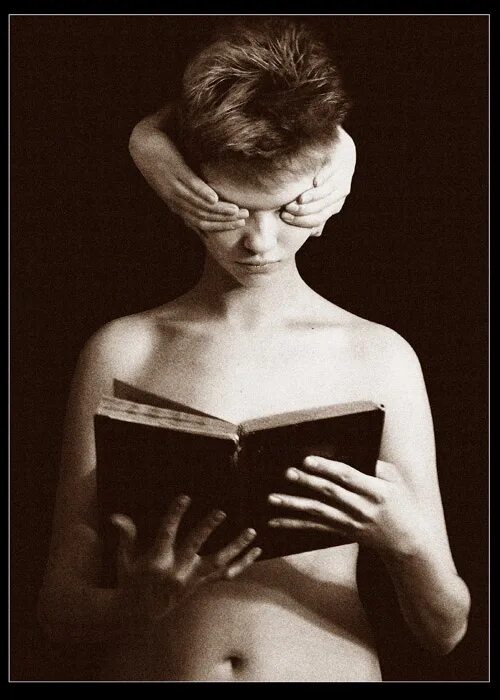 Девушка с книгой в руках. Смотрю в книгу вижу фигу. Смотрю в книгу вижу книгу. Смотрю в книгу вижу фигу картинки.