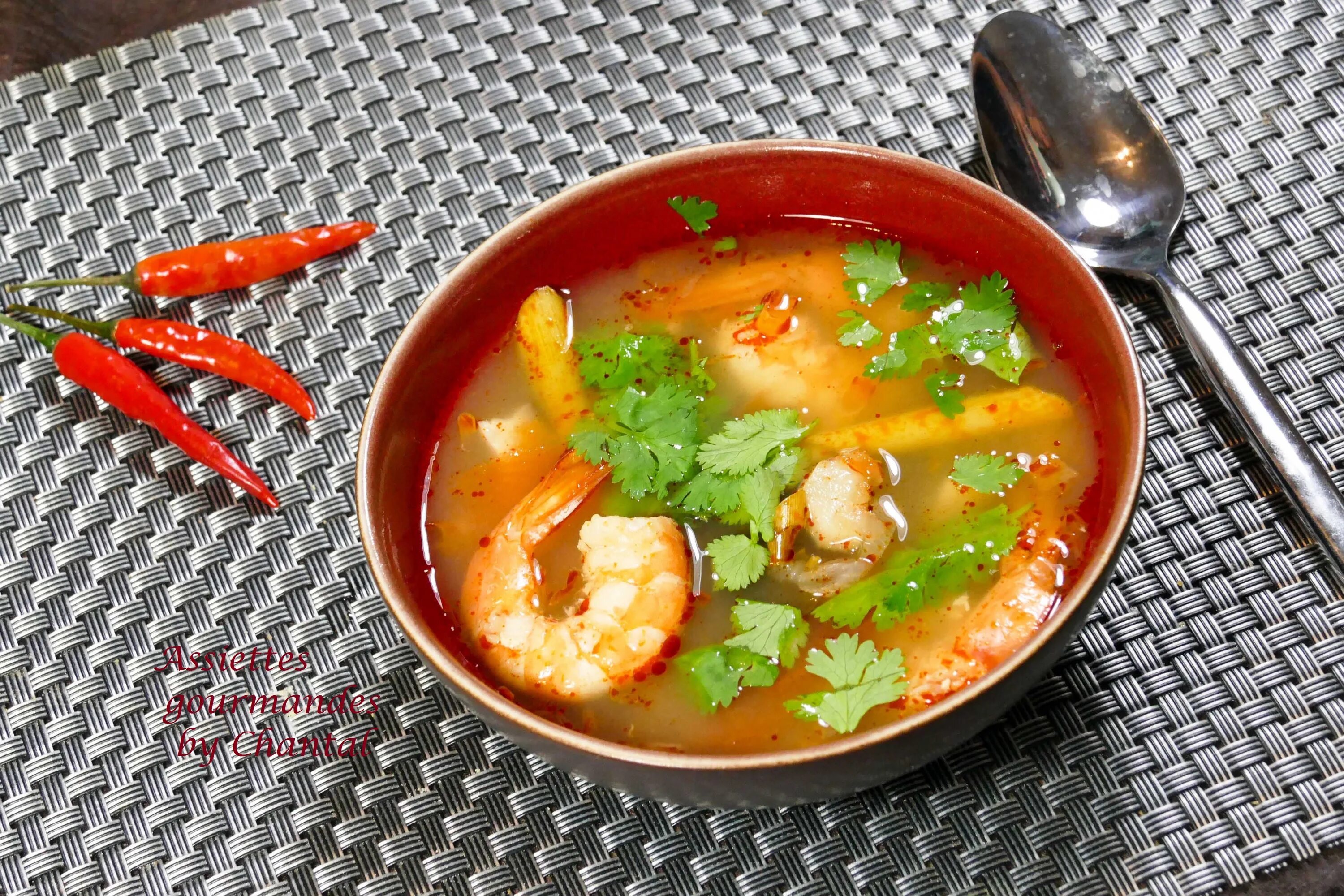 Tom Yum Kung. Том ям кунг (Tom Yum Kung). Супы азиатской кухни. Тарелка для том ям.