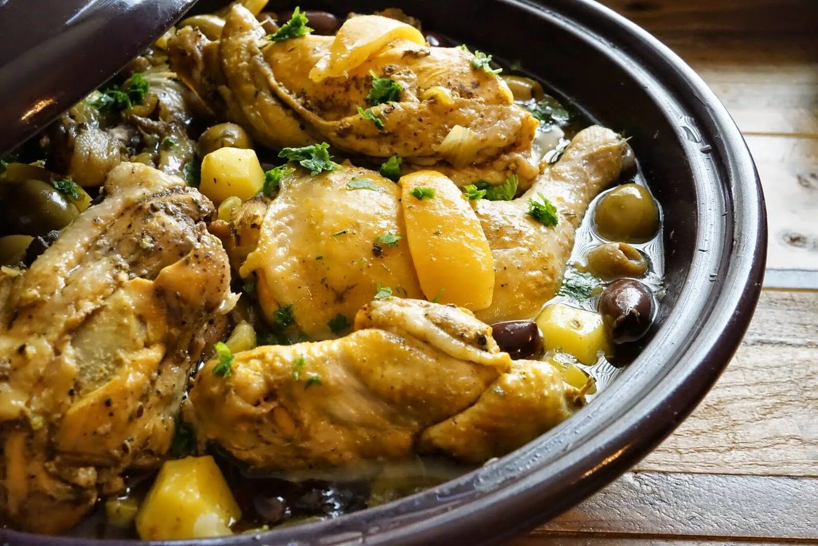 Курица с лазерсоном рецепты. Курица по мароккански. курица по мароккански с оливками. курица по мароккански в тажине. цыпленок по мароккански.