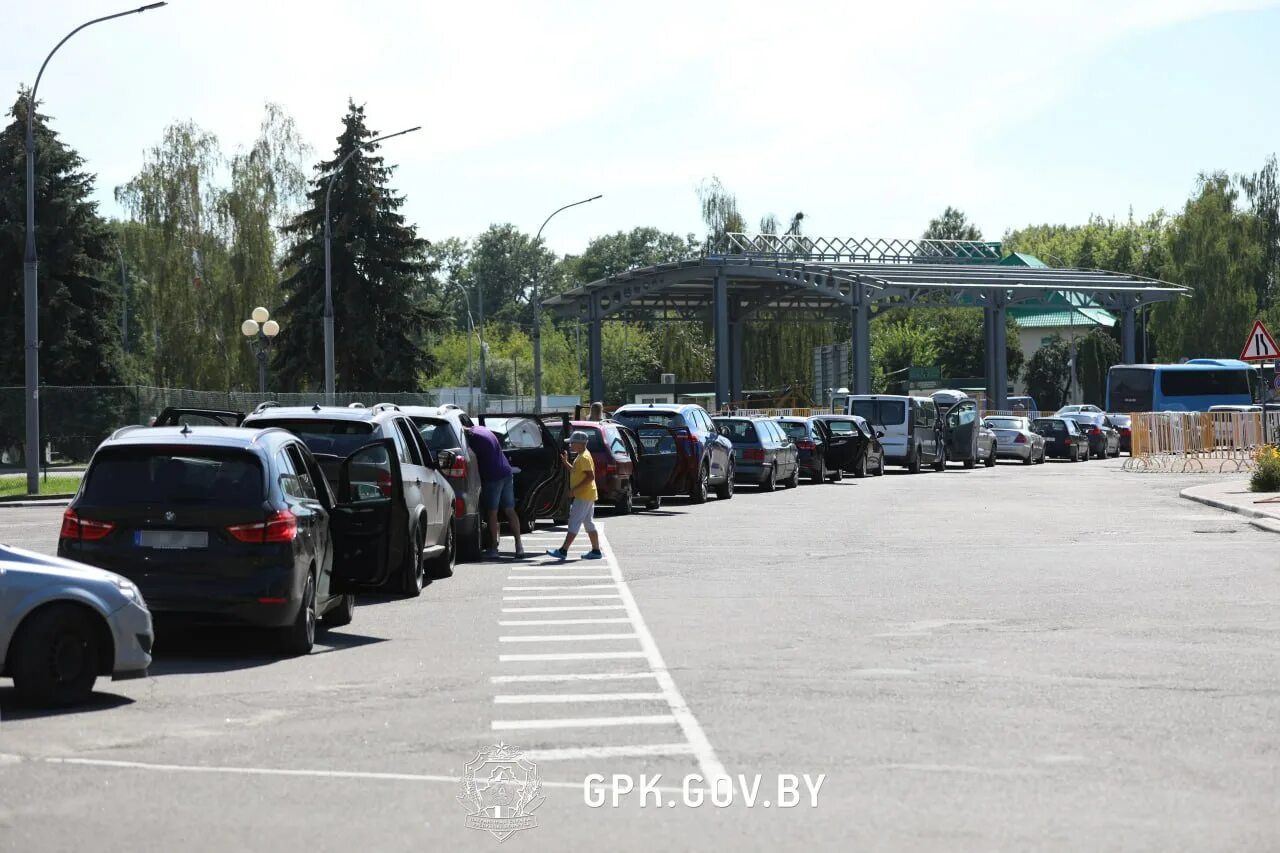 Очередь легковых. Белорусские автомобили. Литва границы. Пробки на границе. Очередь легковых.