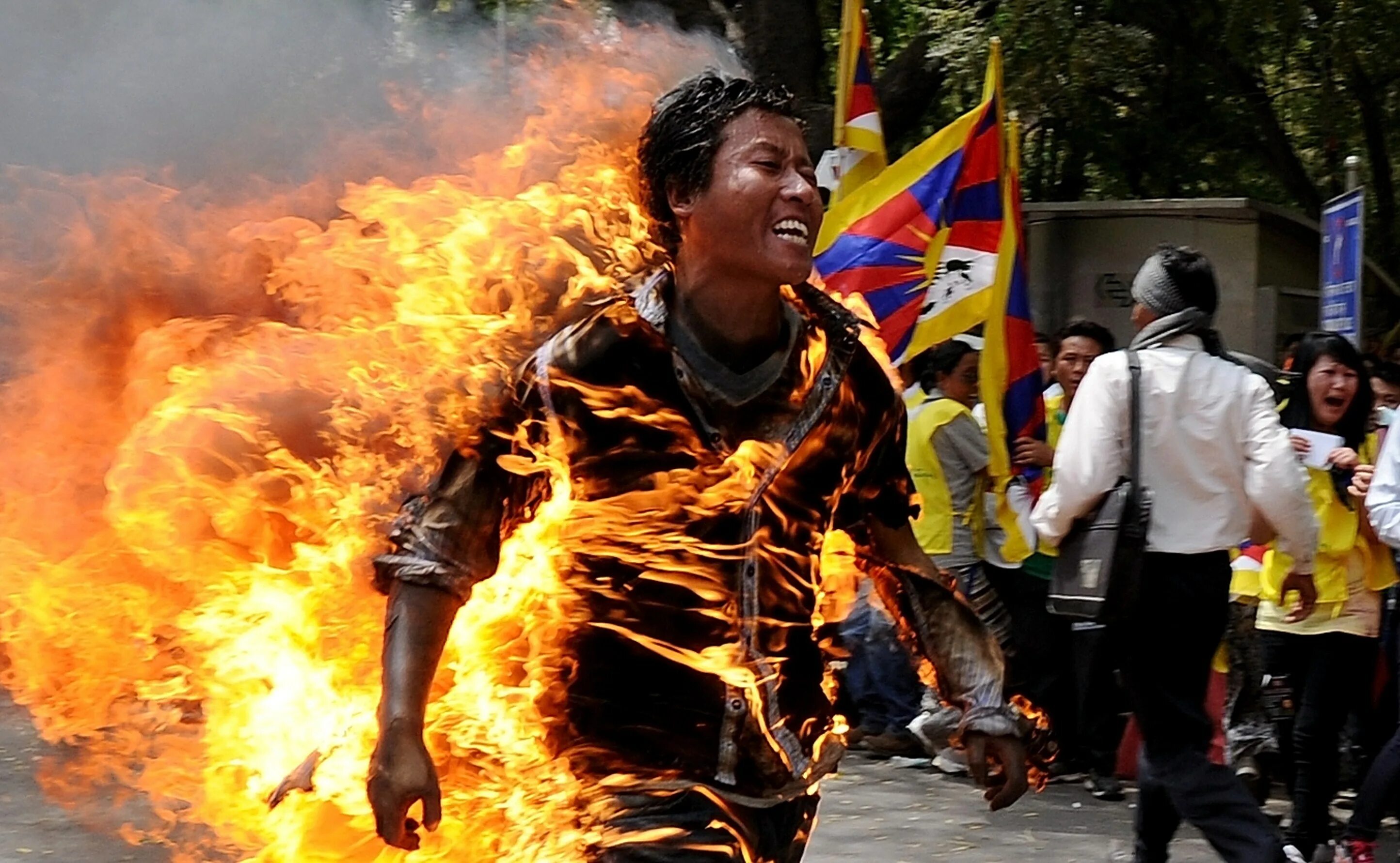Сон горящие люди. Малакай Ричер самосожжение. Самосожжение монахов Тибета. Самосожжение буддистов 1963 Сайгон.