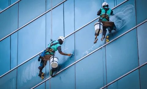Cleaning glass facades in Riyadh