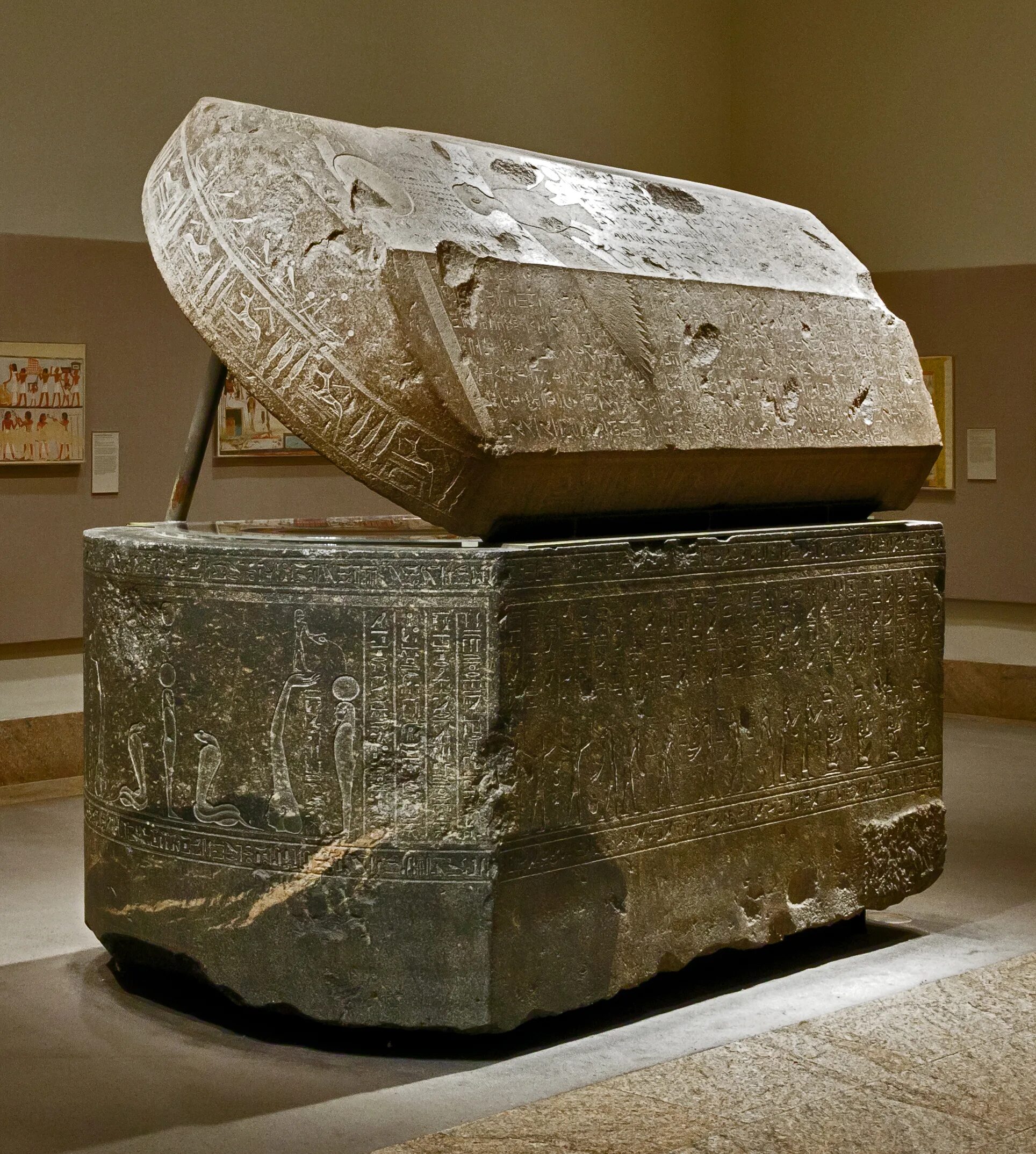 каирский музей ковчег. картинка саркофага. саркофаги древнего египта. артефакты гробницы тутанхамона. пирамида тутанхамона в египте.