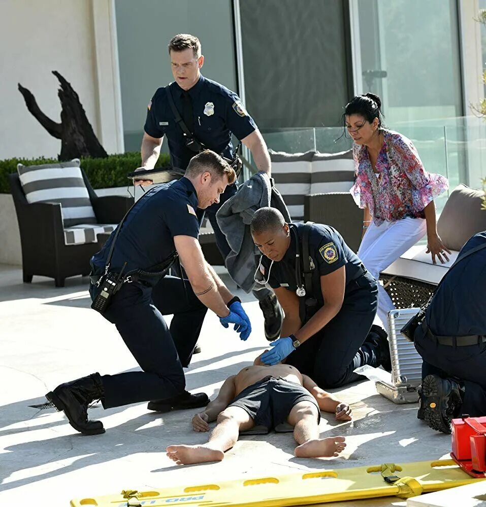 911 служба спасения сериал 2021. См сериал 911 служба спасения. Оливер старк 911 служба спасения. Райан гузман 911 служба спасения. Оливер старк 911 служба спасения.