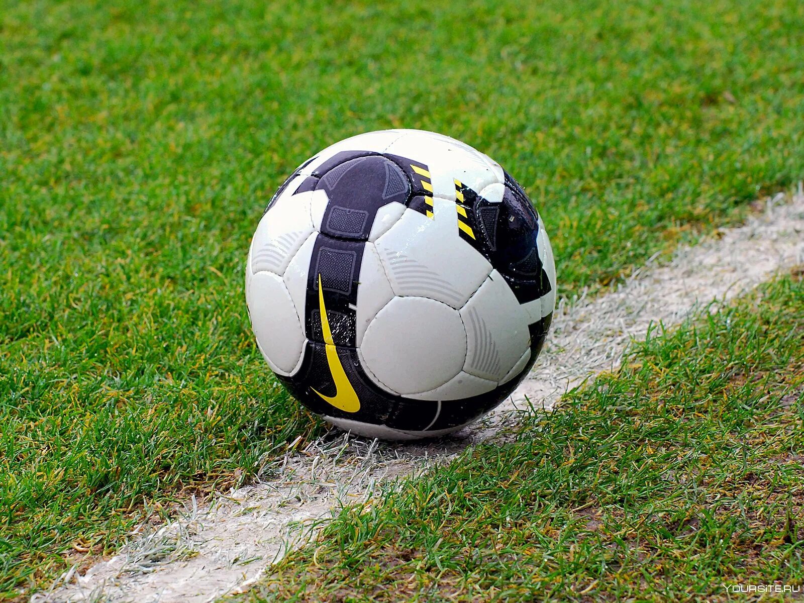 Футбольный мяч. Футбольный мячик. Современный футбольный мяч. Футбольный мяч на траве.