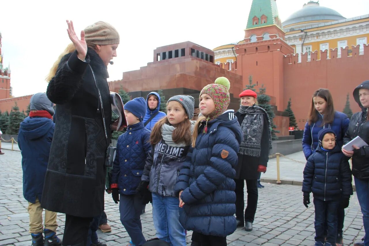Экскурсия с ребенком 2 года. Москва экскурсии. Пешеходные экскурсии дети. Дети на экскурсии. Экскурсии для детей в Москве.