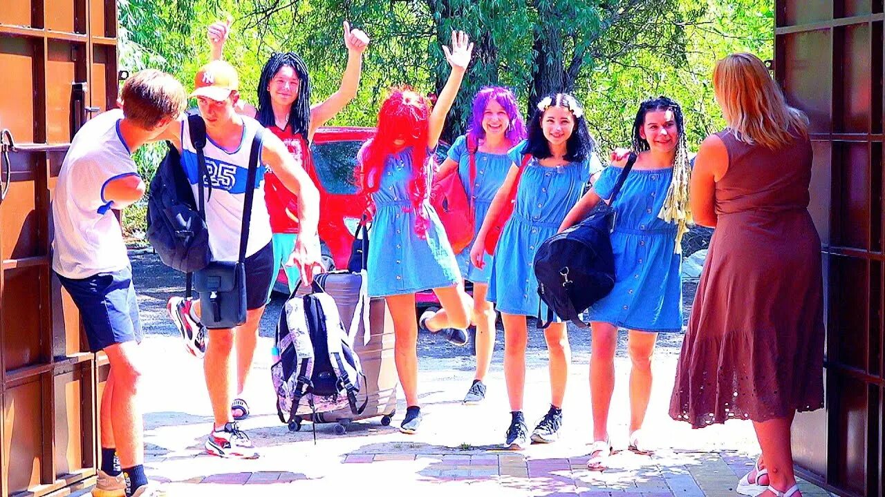 В лагере ивановна аня. Валентина ивановна лагерь пчелка. Даниэль бой старый лагерь. Даниэль бой 2022. Валентина ивановна страшилки.