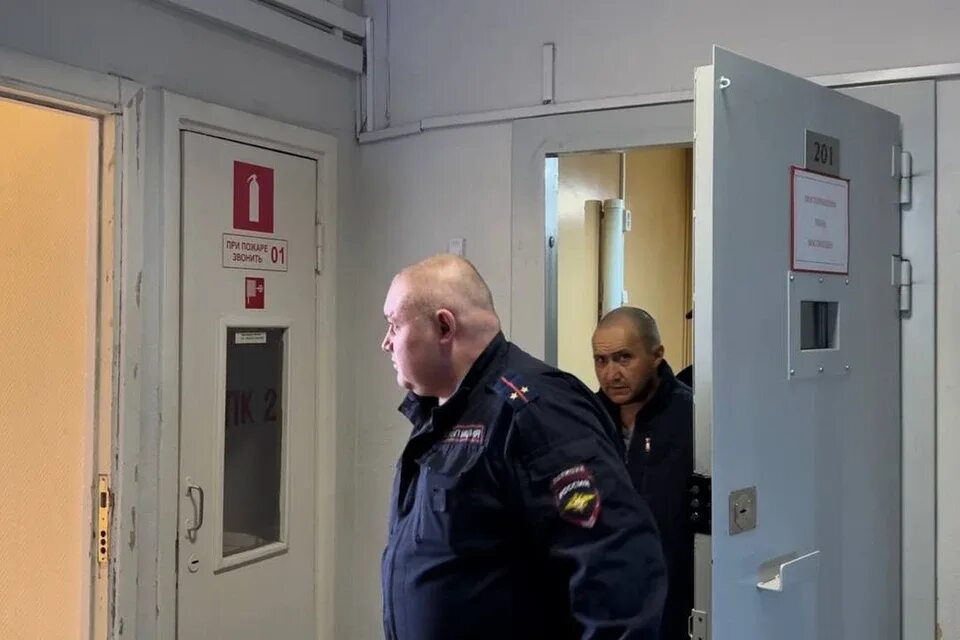 Надругался над школьницей