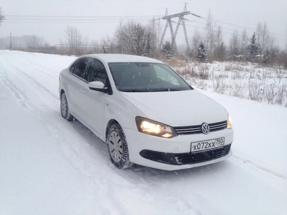 Vw polo sedan белый. Volkswagen polo 2021 зимний пакет. Поло седан серебристый зимой. Фольксваген поло 2012. Volkswagen polo заснежены.