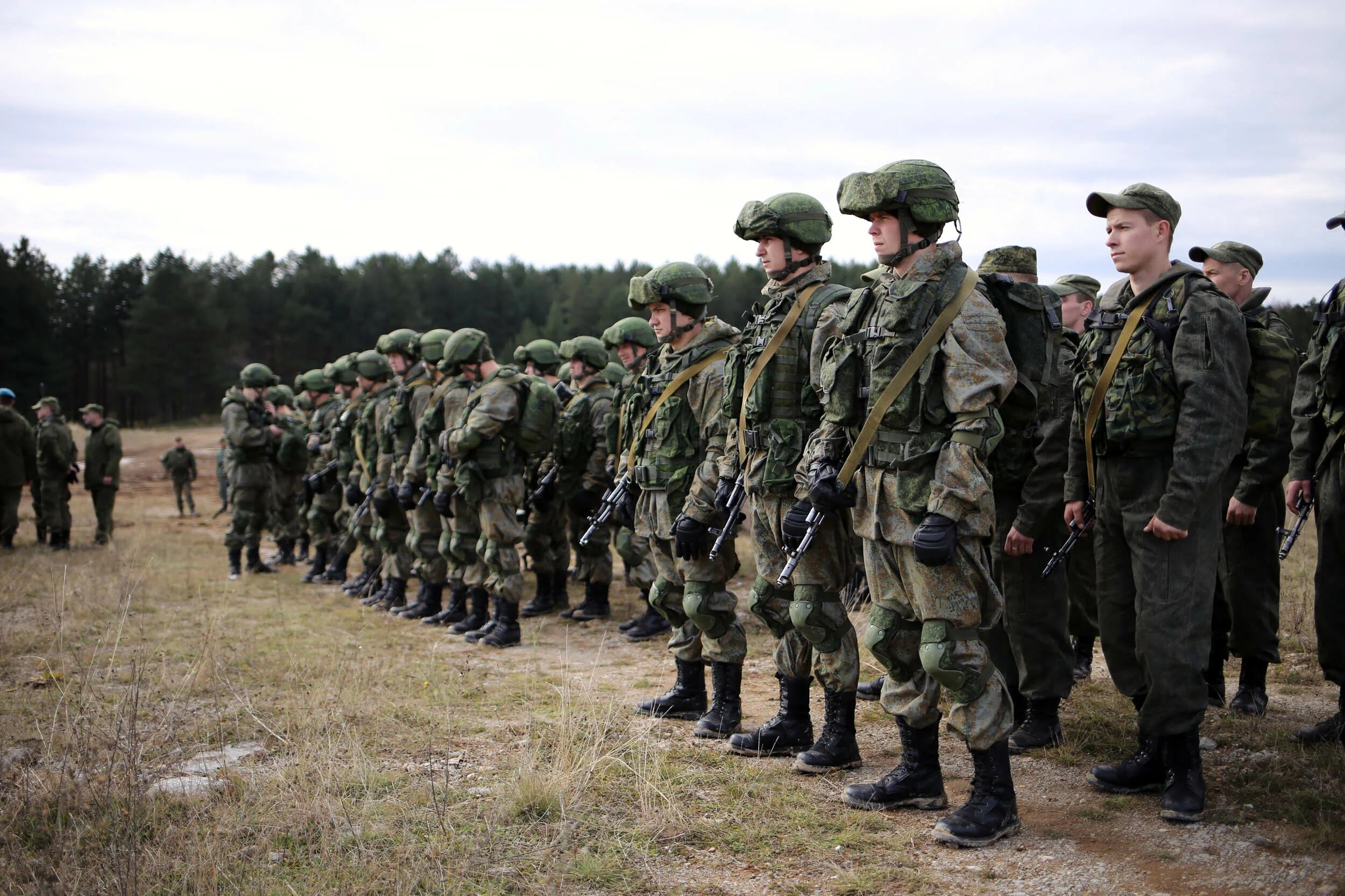 Строй вс рф. Строй солдат. Солдаты в строю. Военное построение. Военный в строю.