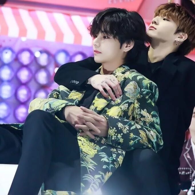 Bts тэхен новости. БТС taekook. БТС Тэхен и Чонгук 2022. Ви Тэхен 2022. BTS Тэхен и Чонгук 2022.