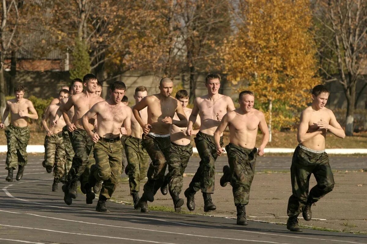 Служишь крепись. Бег в армии. Утренняя пробежка в армии. Армия фото. Зарядка в армии.