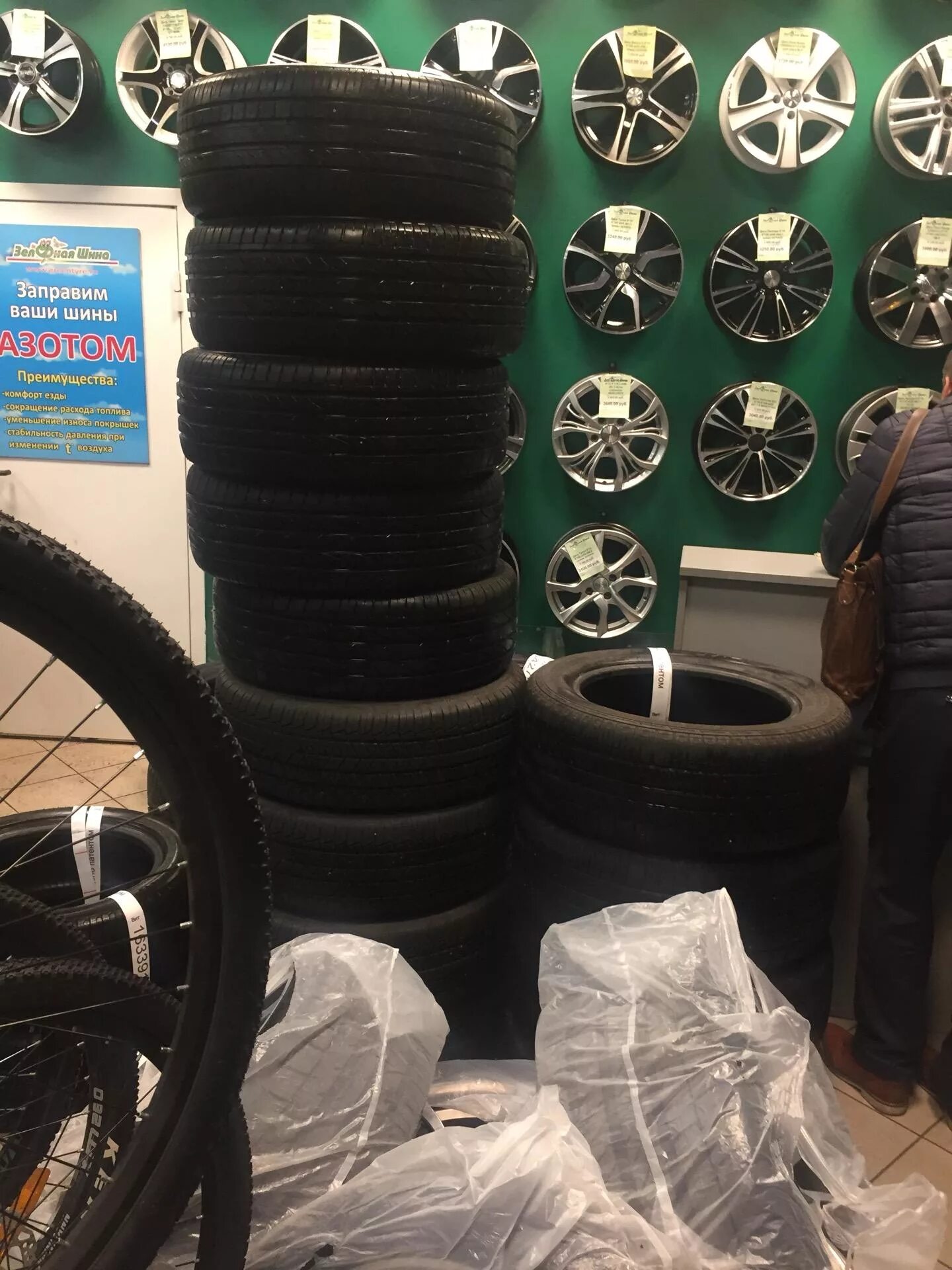 Зелёная шина на Софийской 108. Зеленая шина шины. Колесо магазин шин в СПБ. Зелёное колесо магазин шин в СПБ.