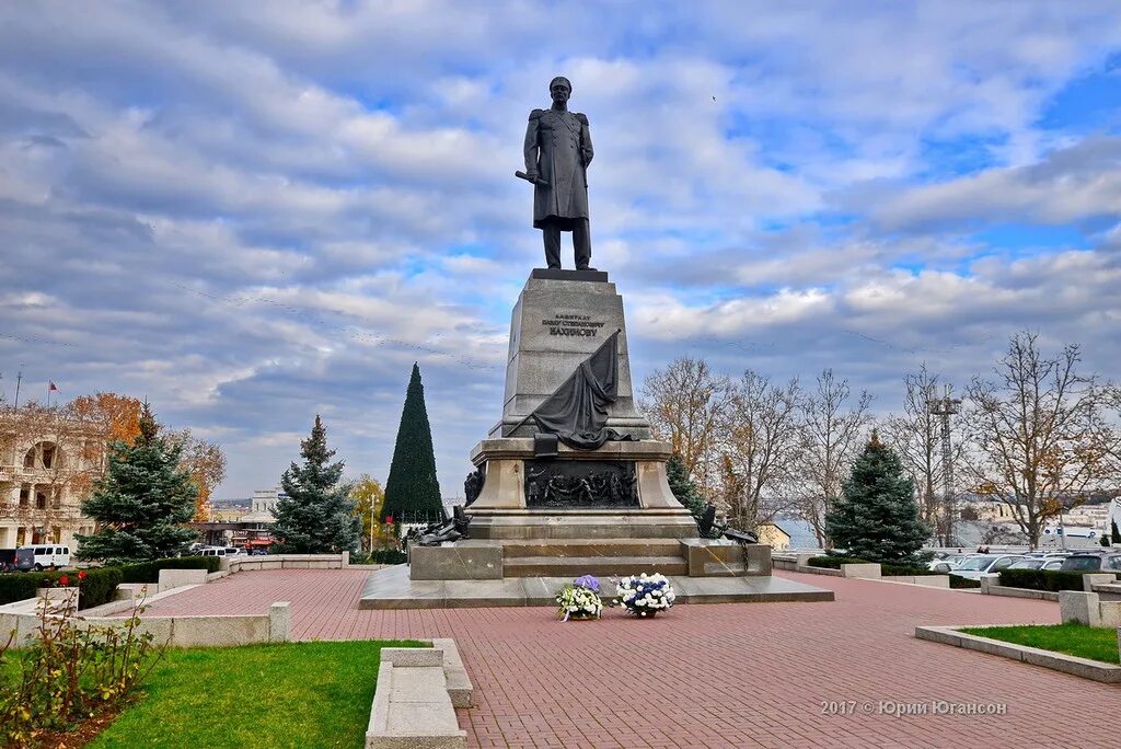 Памятник Нахимову в Севастополе. Адмирал Нахимов памятник в Севастополе. Памятник нахимовусевастополя. Памятник адмиралу п. с. Нахимову в Севастополе.