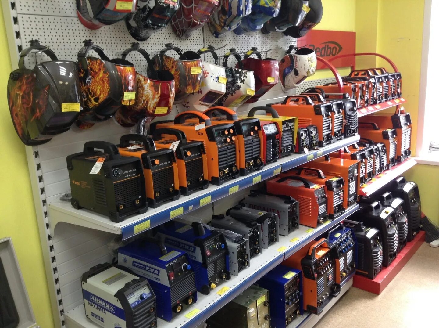 магазины сварочного оборудования изнутри. выкладка сварочного оборудования. сварочное оборудование. сварка в новосибирске. магазин сварочного оборудования в москве.