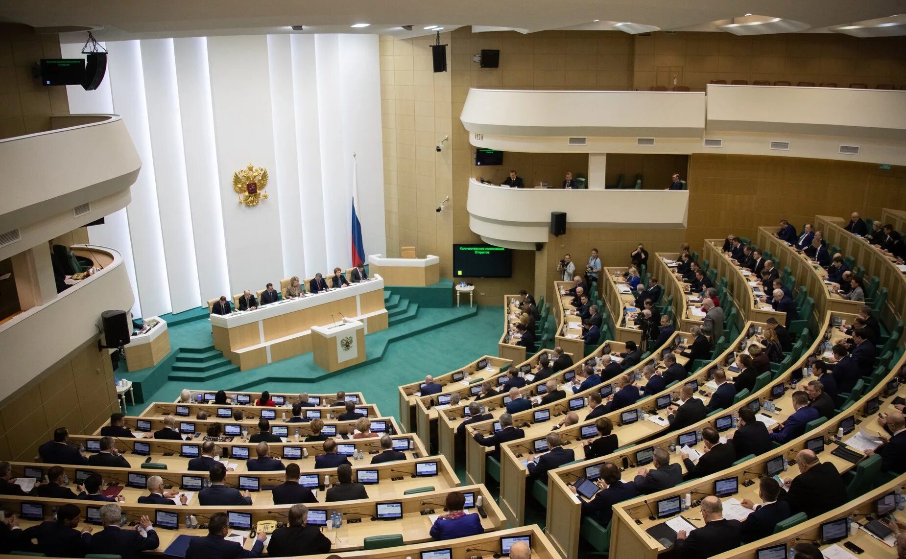 Заседания палат федерального собрания рф. Федеральное собрание здание. Сенаторы совета Федерации. Совет Федерации верхняя палата. Здание совета Федерации.