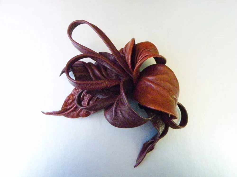 Декор из кожи. Цветы из кожи. Поделки из кожи своими руками. Броши из кожи. Бижутерия из кожи.