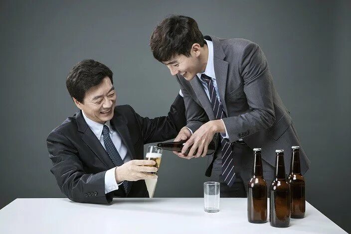 Этикет южная. Японцы пьют. Начальник в Корее. Японцы выпивают. Пьющие корейцы.