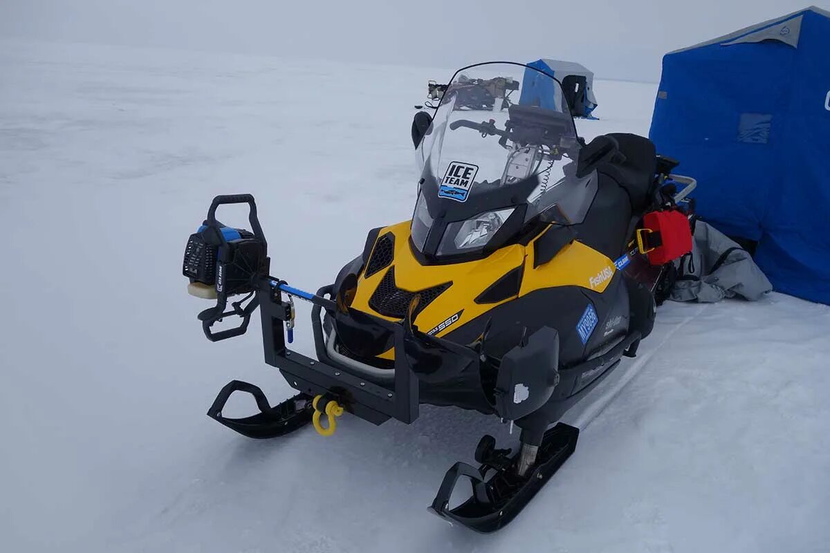 Снегоход айс. Snowmobile Fishing Box переварка багажника на снегоходе. Snowmobile Ice Fishing Day. Snowmobile Fishing cabine. Snowmobile myski TPK 440.