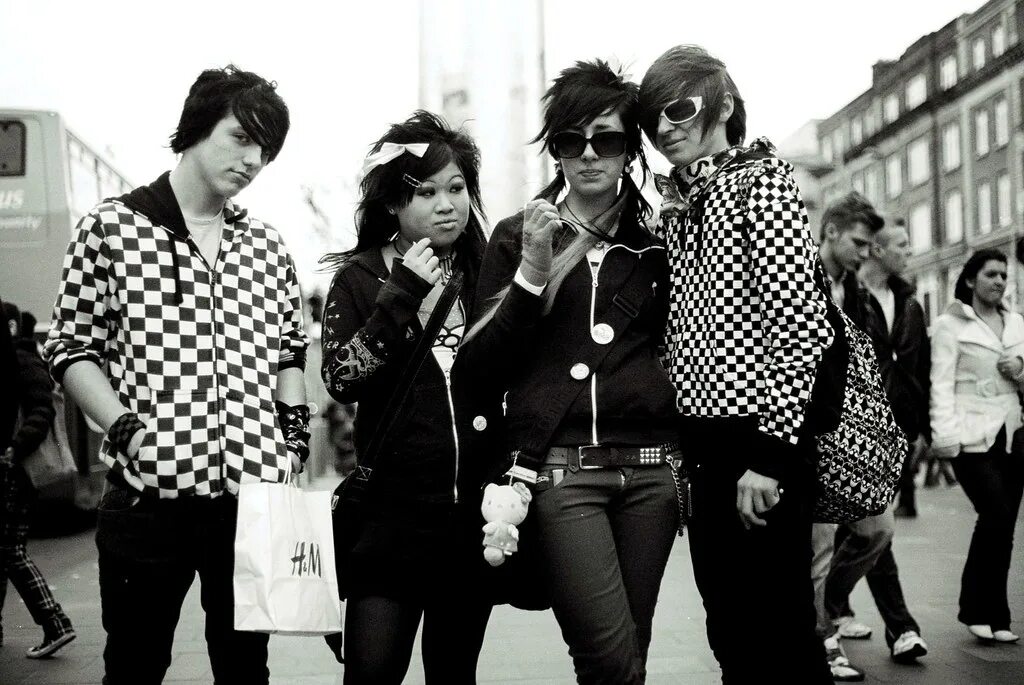 Black veil brides 2007. Стиль харадзюку в одежде. Эмо 90. Ска панк субкультура. Образы в стиле эмо.