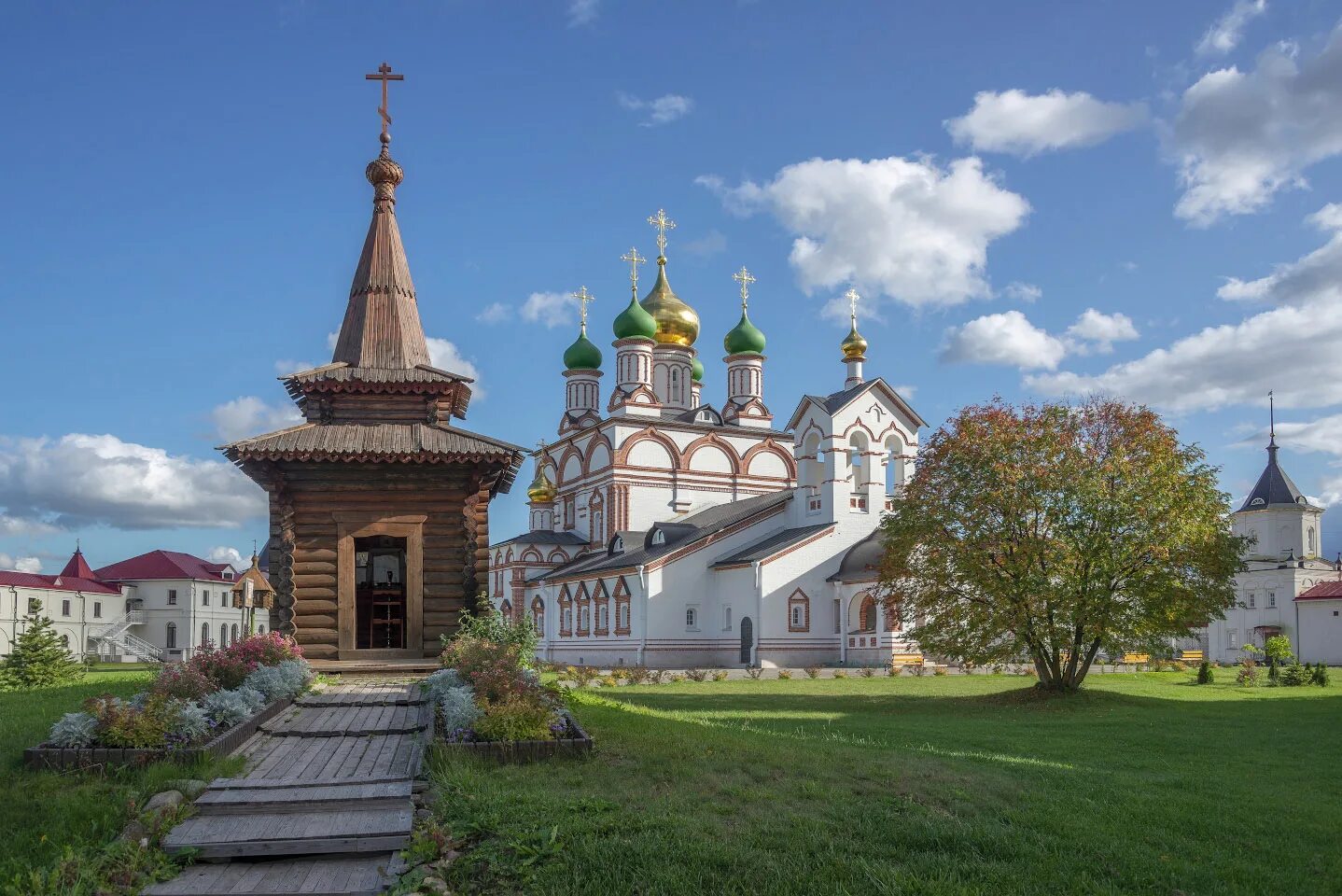 Монастырь в центре города. Монастырь Сергия Радонежского. Ростов монастырь Сергия Радонежского. Ростов Великий храмы. Храм в Ростове Великом.