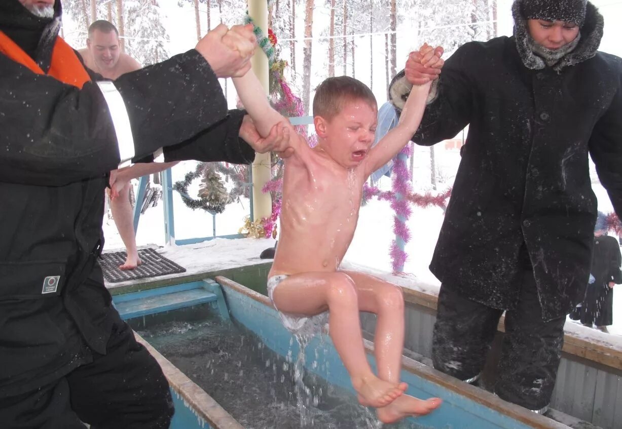 Купаться в бане видео. Крещенские купания дети. Мальчик в проруби. Мальчик купается в проруби. Купание младенца в проруби.