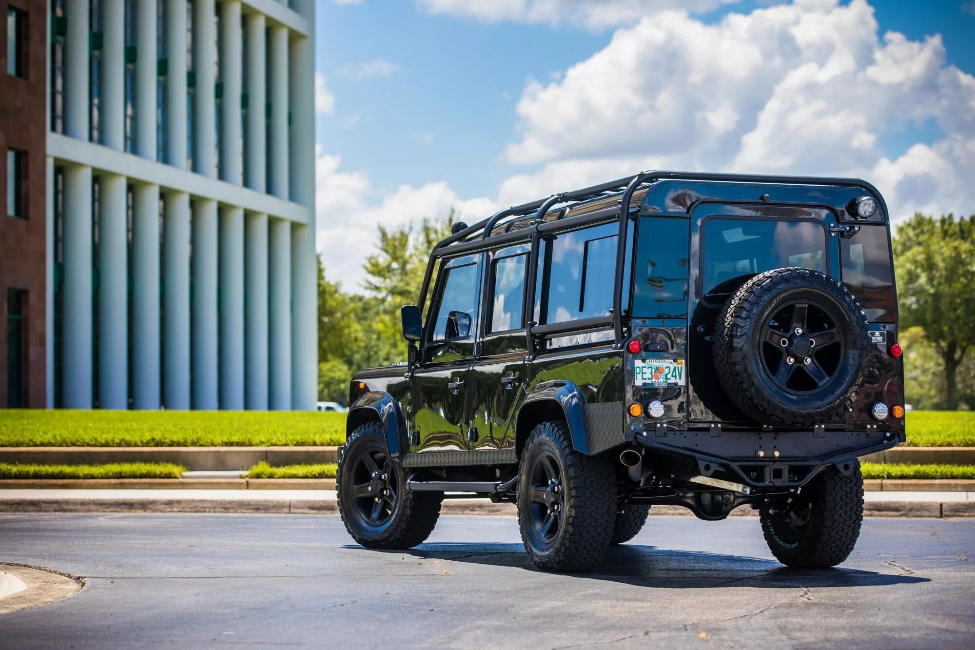 Defender шины. Дефендер 110 и 90. Ленд Ровер Дефендер 110 Military. Land Rover Defender 110 с багажником ARB.