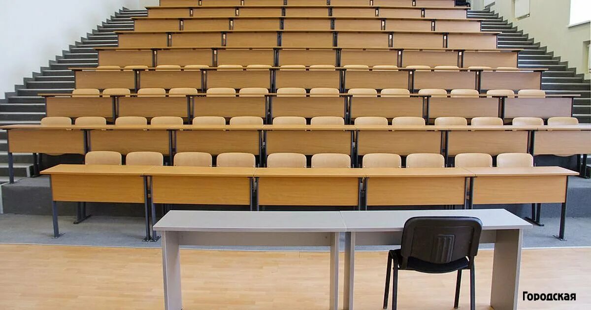 137 аудитория рэу. Парта в аудитории. Лекционная аудитория. Сколько курсов в техникуме. Аудитория в колледже.
