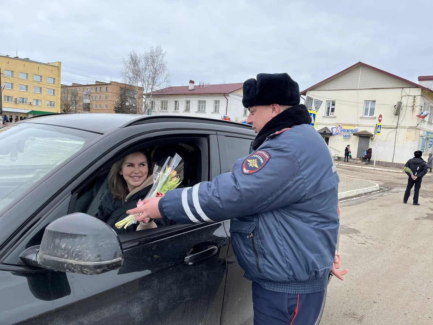 Автоледи и полицейский. ГИБДД Гагарин. Госавтоинспекция Гагарин сотрудники. ГИБДД на Гагарина. Работа гибдд гагарин