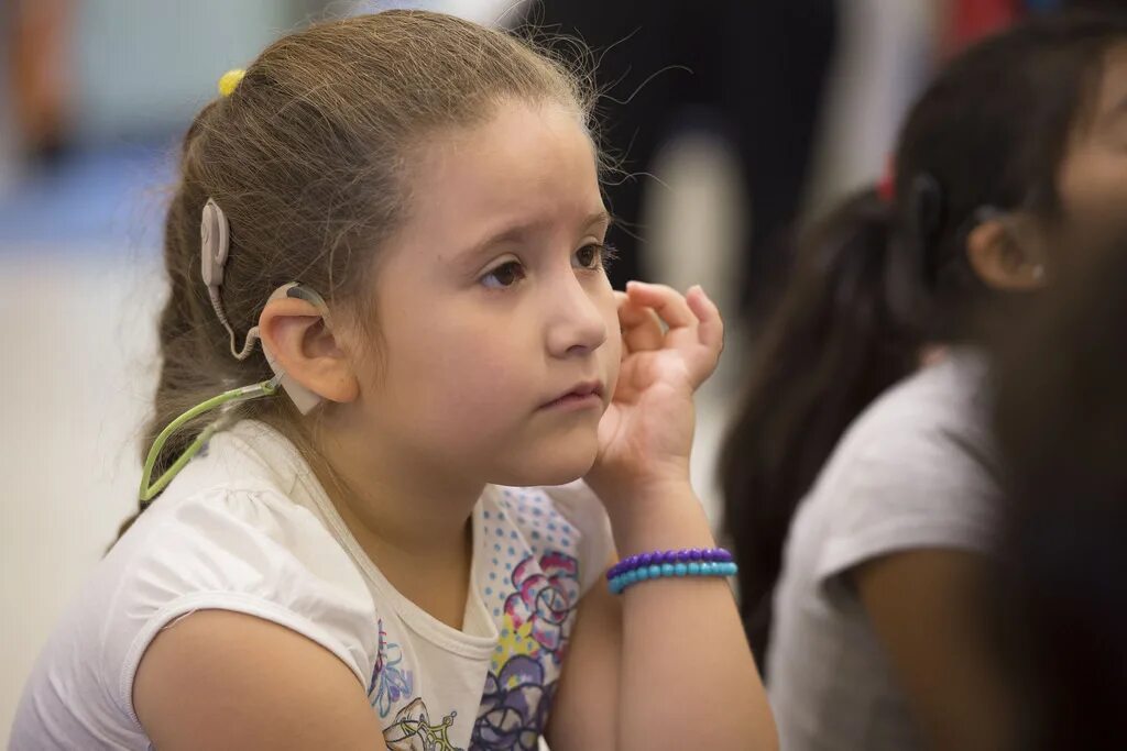 Дети с нарушением слуха.. Слабослышащие дошкольники. Глухие и слабослышащие дети. Школьники с нарушением слуха.