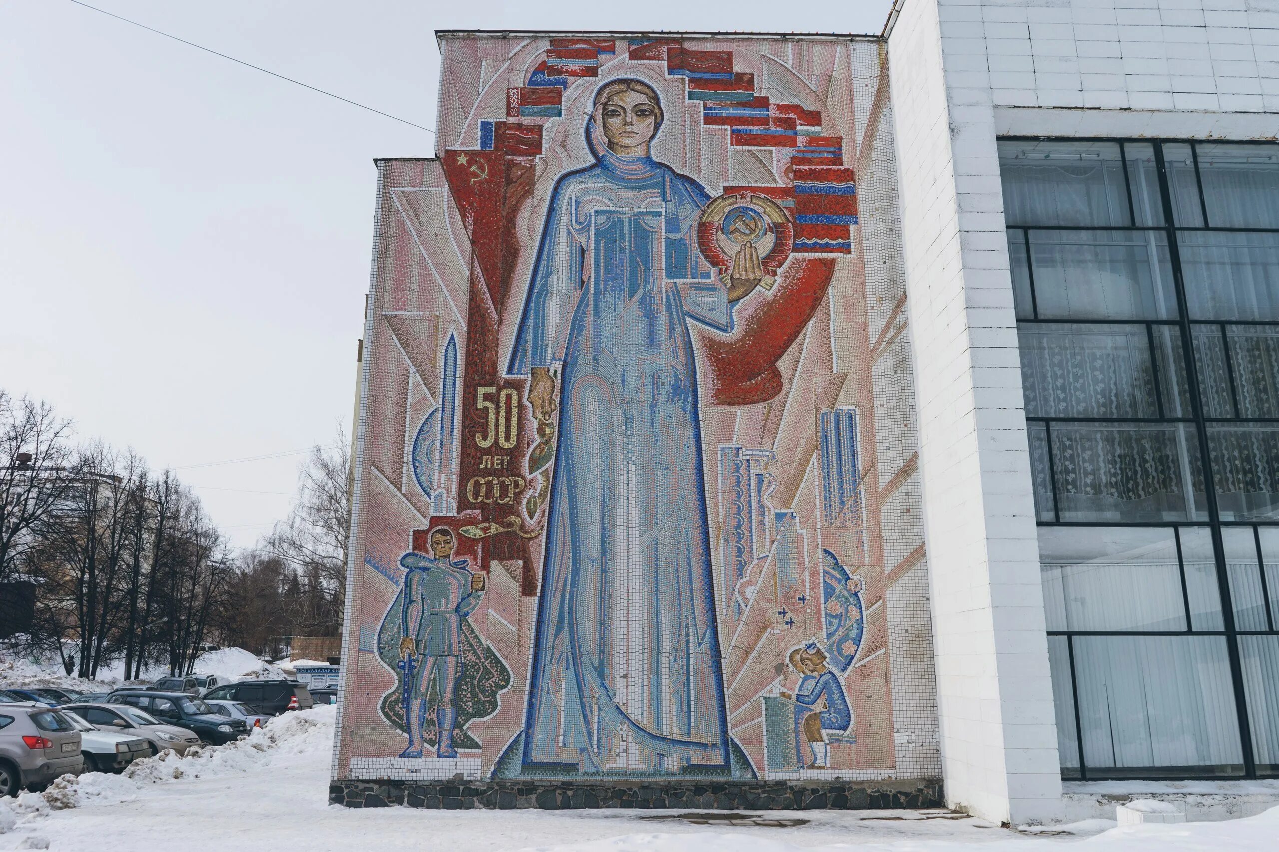 Мозаики красноярска. Советские мозаики Череповец. Достопримечательность Красноярска мозаика. Советская мозаика Омск. Оха мозаика.