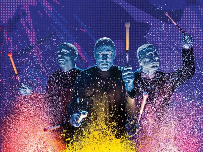 Showing blue. Блю мэн груп. группа blue man group. blue man group шоу. синие барабанщики.