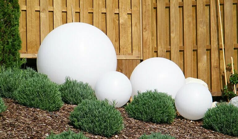Купить шар для сада. Декоративный шар для сада. Декоративные шары для ландшафта. Шар в ландшафте. Светильники шары уличные для сада.