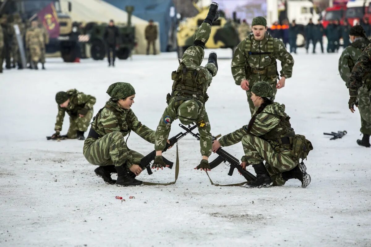 Показательные выступления сегодня. Показательные выступление военных спортсменов. Показательные выступления военнослужащих в будённовске. Прыжки Новосибирск армия.