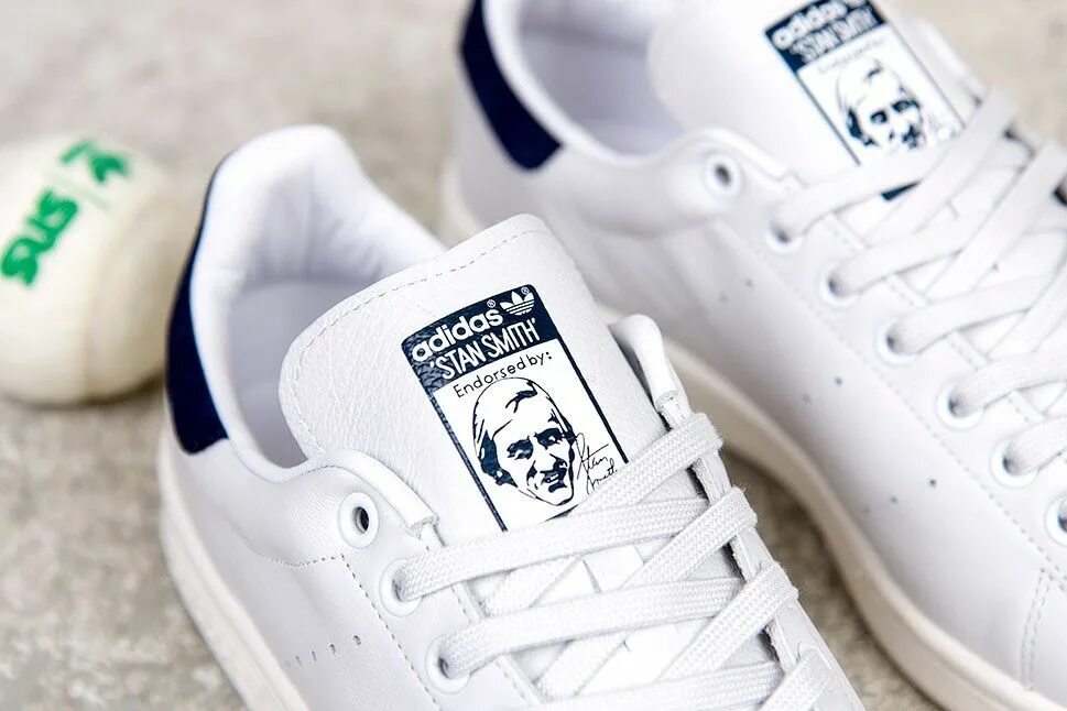 Stan Smith adidas язычок. Stan Smith adidas портрет. Adidas Stan Smith с надписью. Стэн Смит надпись на язычке. Язычок кроссовок адидас