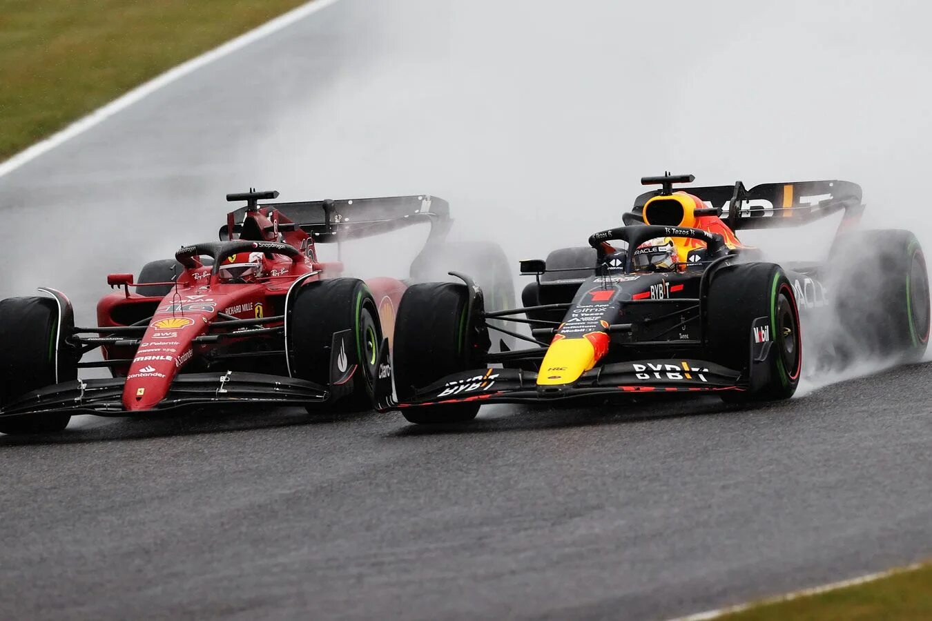 Формула 1 гран при сингапура гонка. Verstappen f1 2022. Болид Ферстаппена 2022. Болид Феррари 2022. Ред Булл формула 1 машина Макса Ферстаппена.