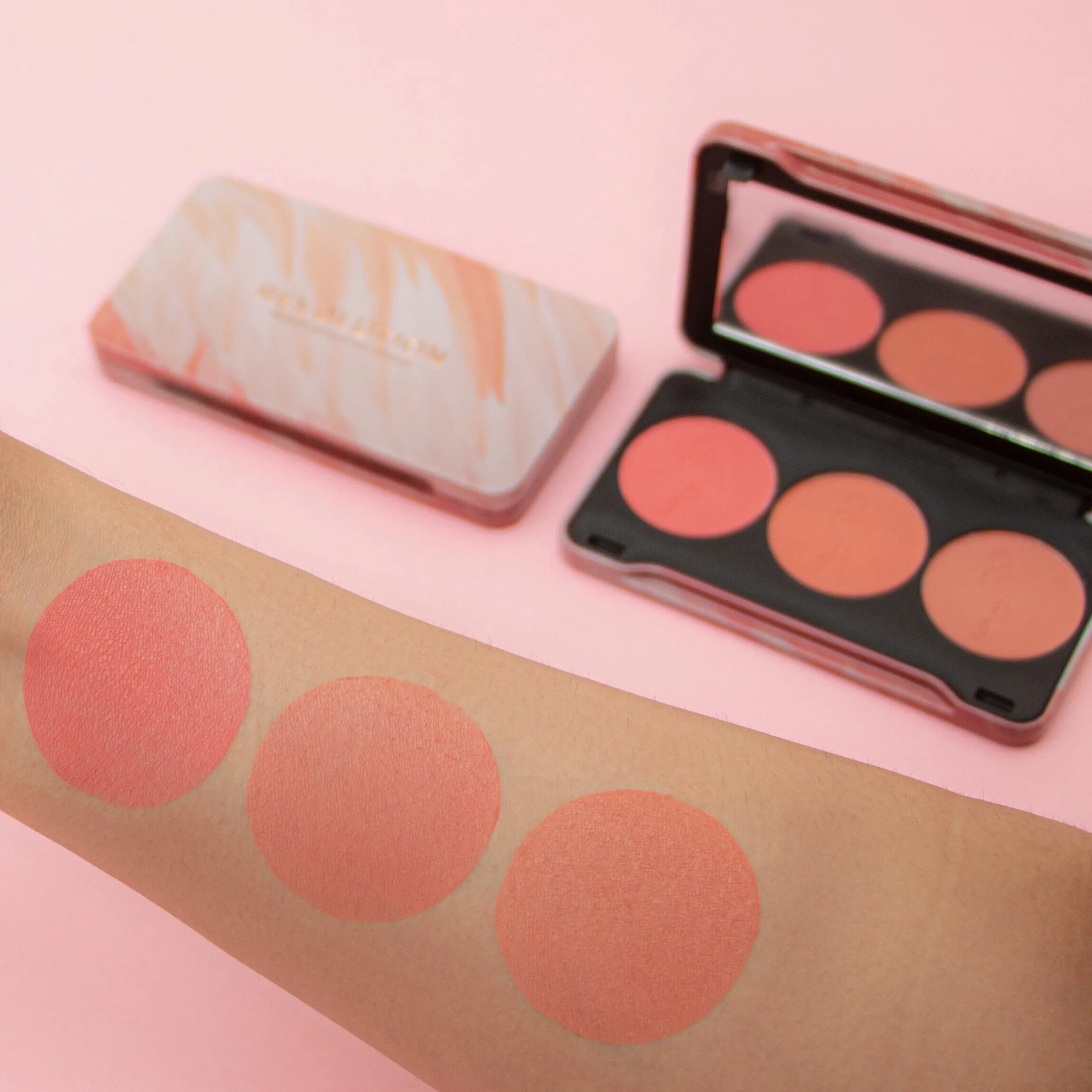 Румяна революшен свотчи. Палетка румян летуаль cheeky blush. Революшн палетка румян. Палетка румян революшен. Revolution ultra blush palette golden sugar.