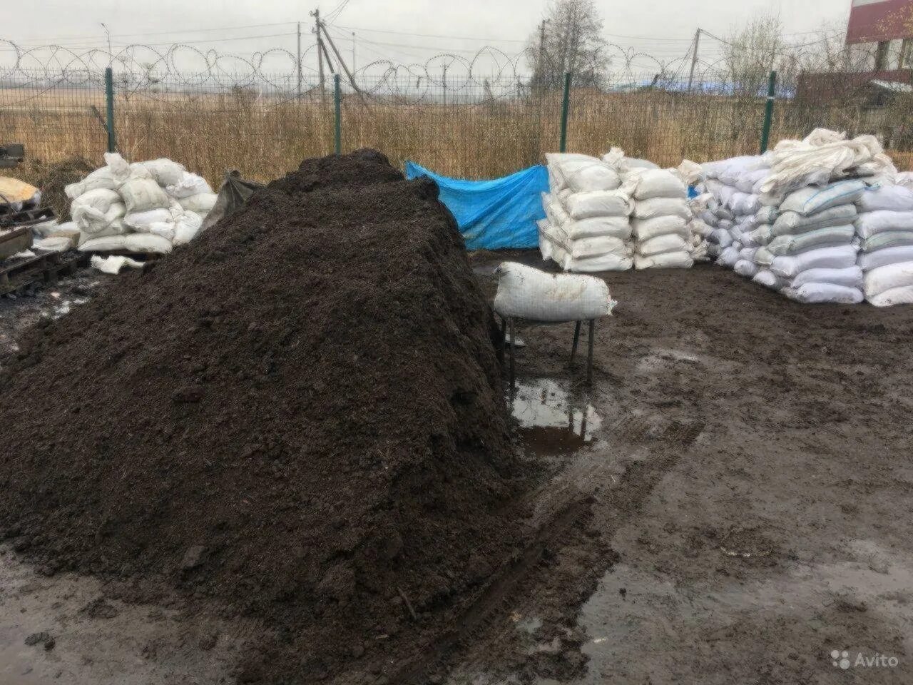 Торф навоз. Навоз в мешках. торф в мешках. земля перегной в мешках. торф навоз в мешках.