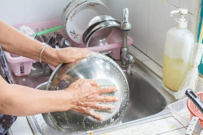 Руки моют посуду. Моем посуду руками. Тарелка помытая в руке. Мыть посуду во сне.