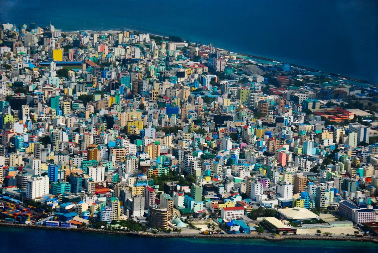 Столицы самых маленьких стран. Мале Мальдивы. Город на островах Мале. Столица Мальдив - город Мале.. Площадь Мале Мальдивы.