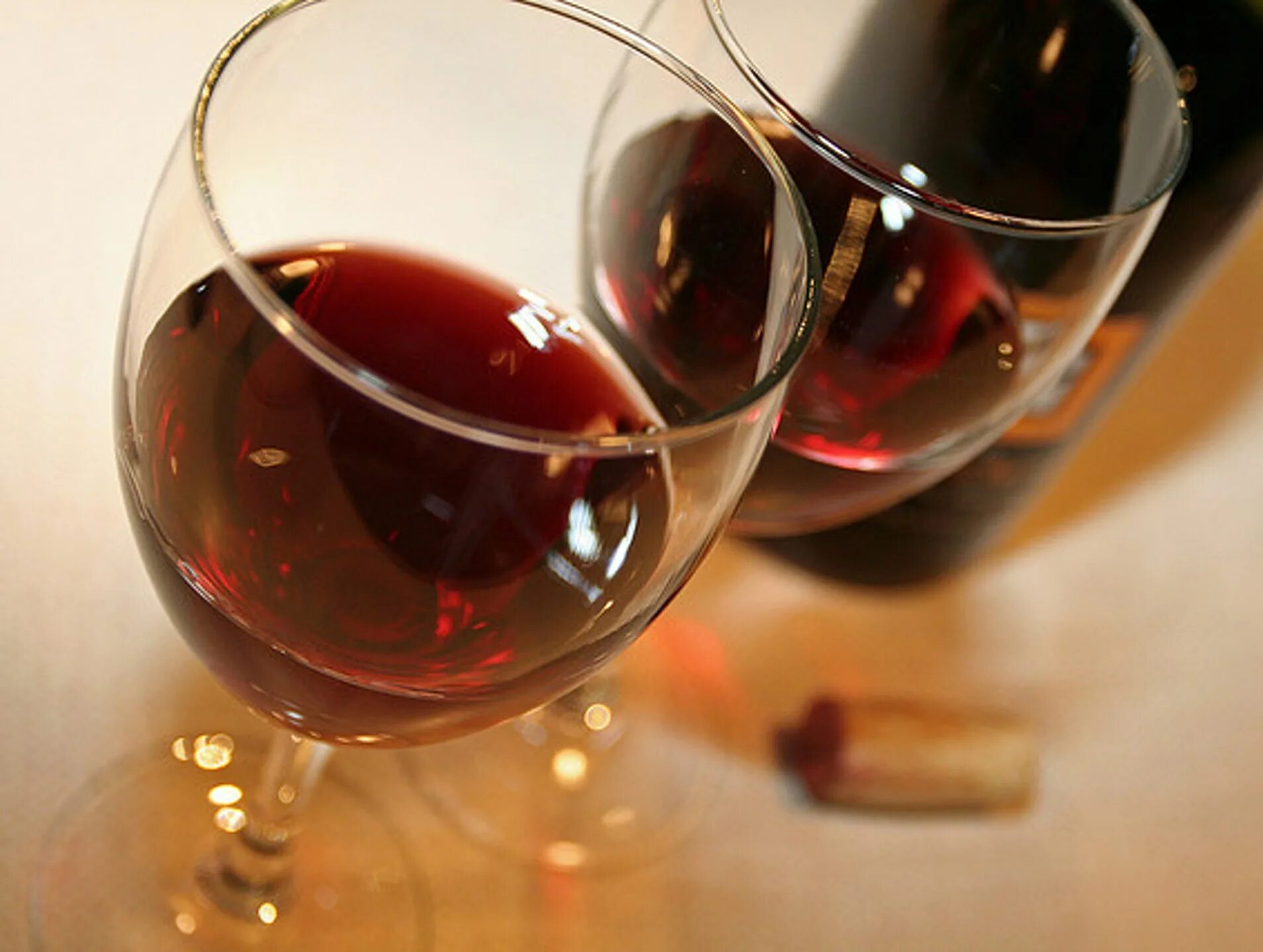 Вино бокал дома. Пино Нуар Квинт. Бокал с вином. Рука с бокалом. Бокал вина на столе.